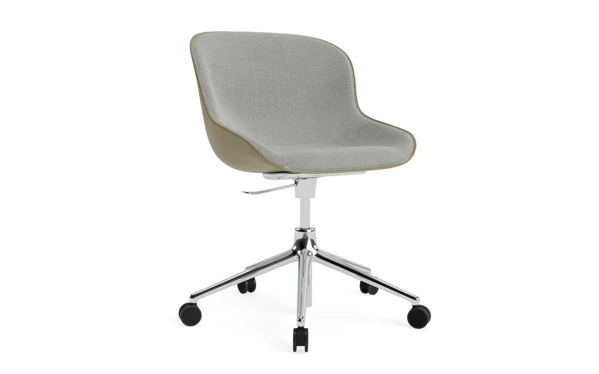 Hyg Drehstuhl mit 5 Rollen Gas Lift Frontpolster Alu Olive /Remix in Remix 133 präsentiert im Onlineshop von KAQTU Design AG. Dreh-Schalenstuhl ist von Normann Copenhagen
