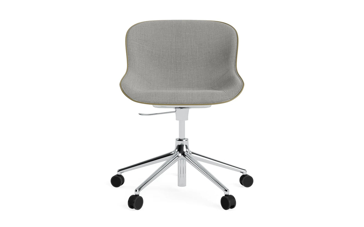 Hyg Drehstuhl mit 5 Rollen Gas Lift Frontpolster Alu Olive /Remix in Remix 133 präsentiert im Onlineshop von KAQTU Design AG. Dreh-Schalenstuhl ist von Normann Copenhagen