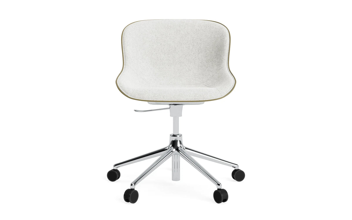 Hyg Drehstuhl mit 5 Rollen Gas Lift Frontpolster Alu Olive /Hallingdal in Hallingdal 110 präsentiert im Onlineshop von KAQTU Design AG. Dreh-Schalenstuhl ist von Normann Copenhagen