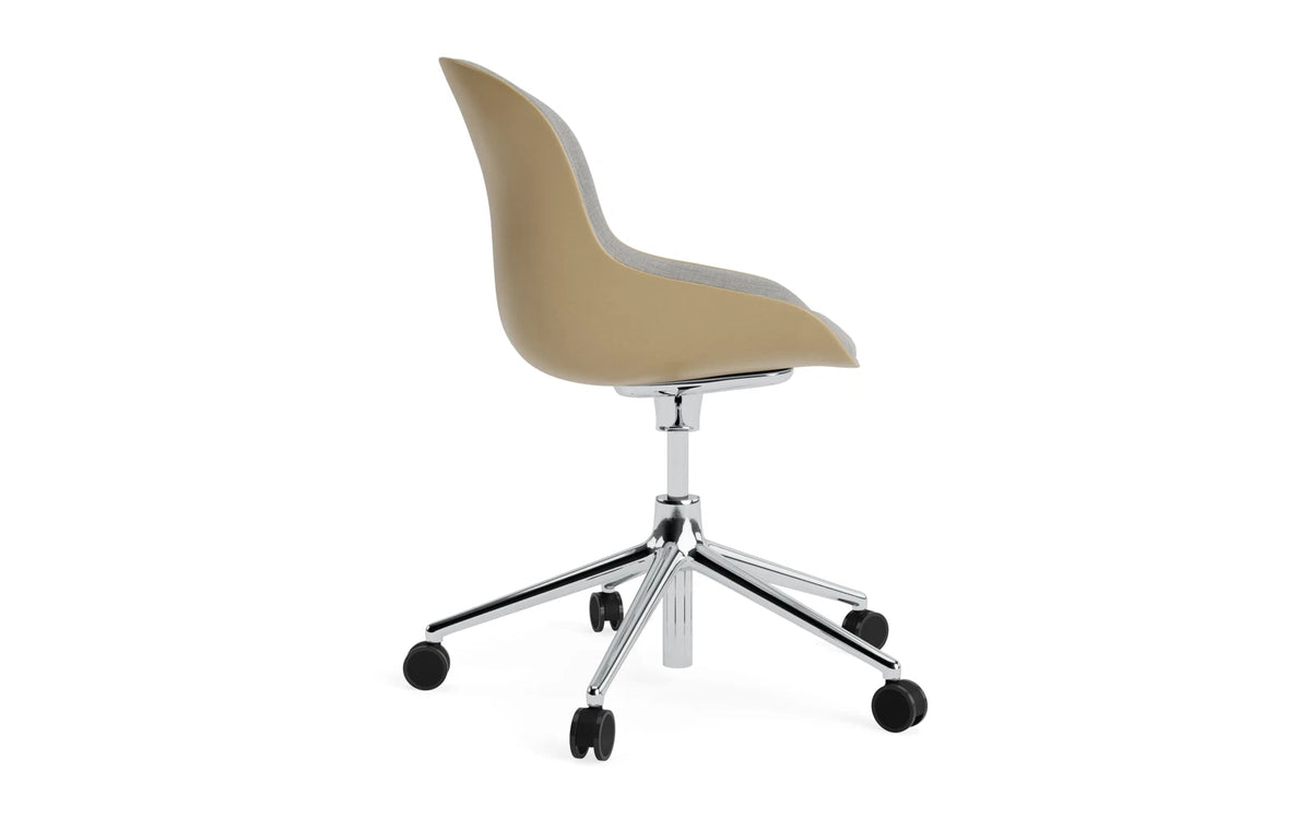 Hyg Drehstuhl mit Rollen Frontpolster Sand/Remix in Remix 133 präsentiert im Onlineshop von KAQTU Design AG. Dreh-Schalenstuhl mit Rollen ist von Normann Copenhagen