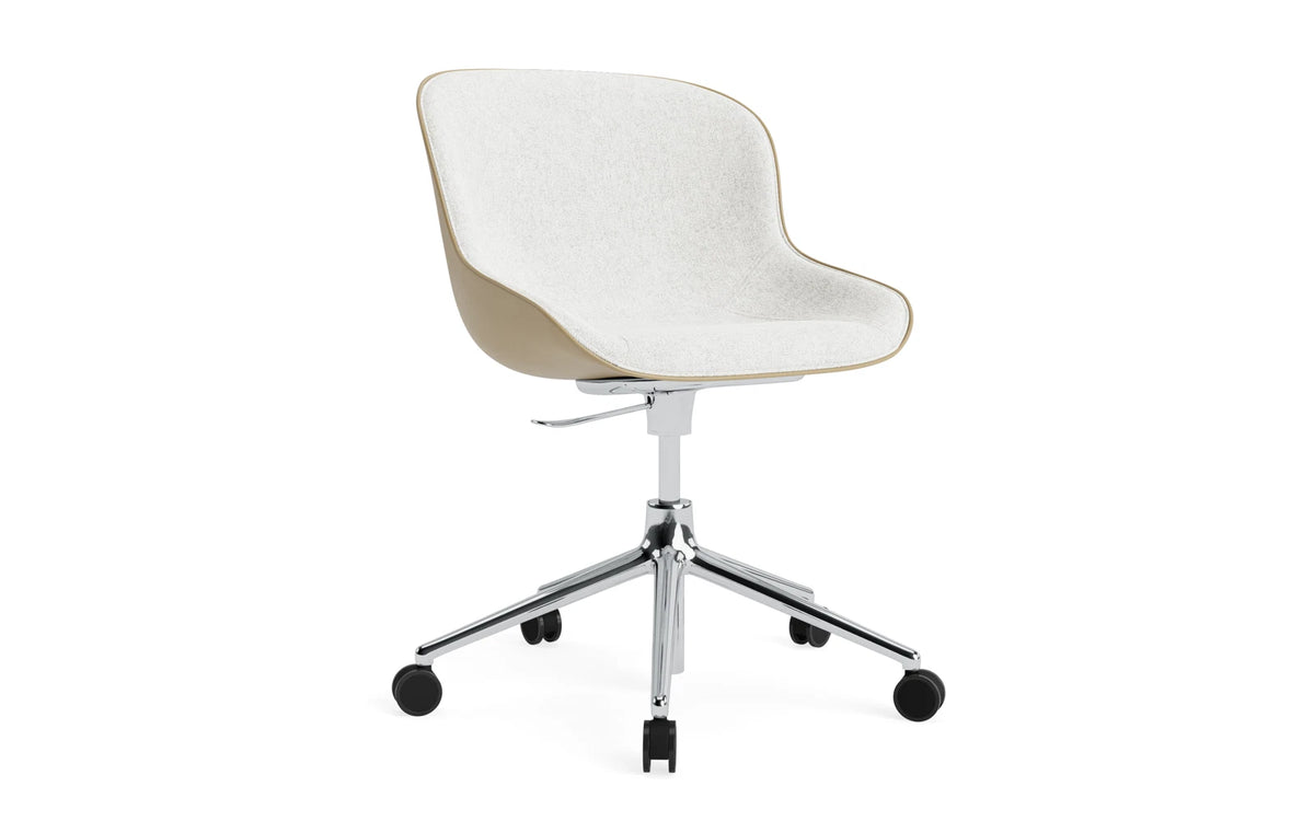 Hyg Drehstuhl mit Rollen Frontpolster Alu Sand/Hallingdal in Hallingdal 110 präsentiert im Onlineshop von KAQTU Design AG. Dreh-Schalenstuhl ist von Normann Copenhagen