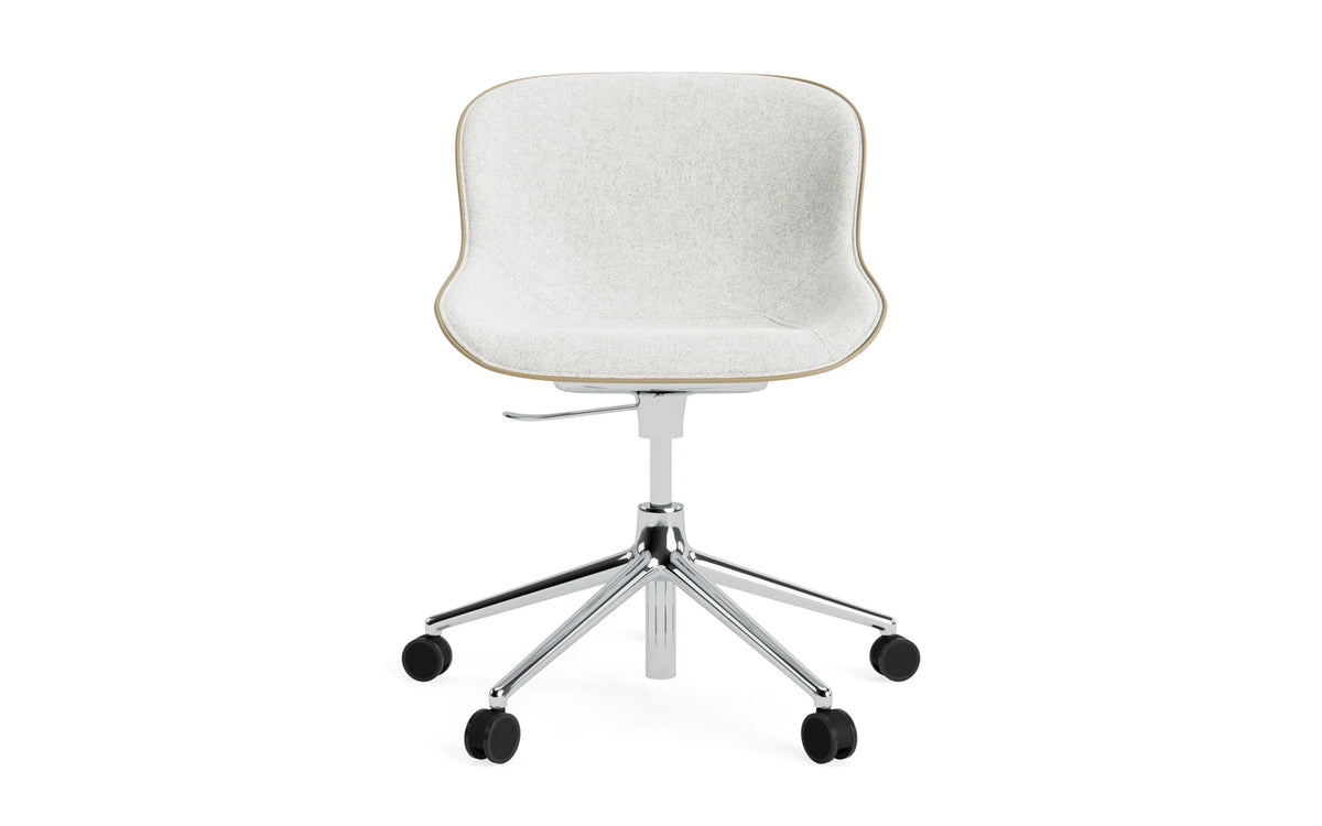 Hyg Drehstuhl mit Rollen Frontpolster Alu Sand/Hallingdal in Hallingdal 110 präsentiert im Onlineshop von KAQTU Design AG. Dreh-Schalenstuhl ist von Normann Copenhagen