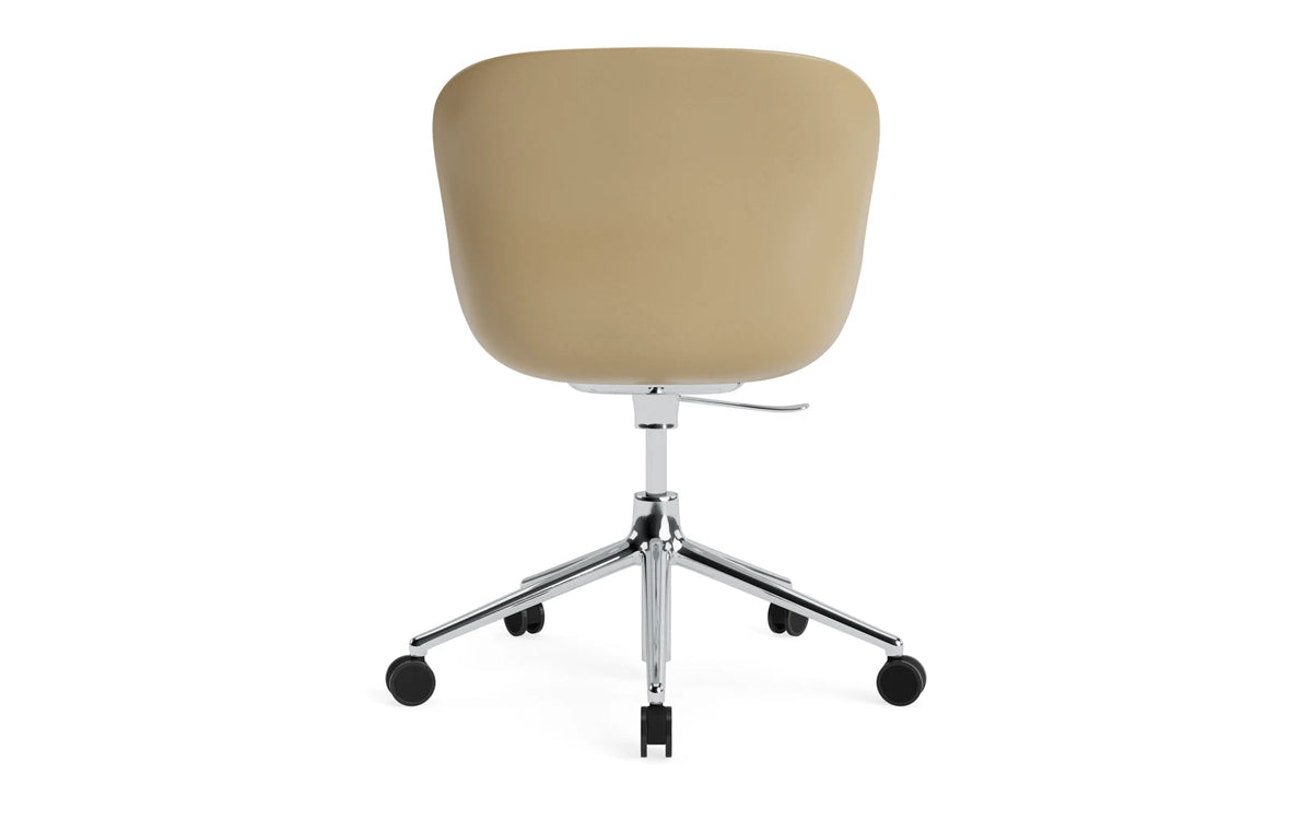 Hyg Drehstuhl mit Rollen Frontpolster Alu Sand/Hallingdal in Hallingdal 110 präsentiert im Onlineshop von KAQTU Design AG. Dreh-Schalenstuhl ist von Normann Copenhagen