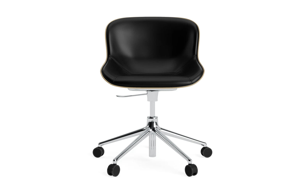 Hyg Drehstuhl mit Rollen Frontpolster Alu Sand/Ultra in Ultra 41599 präsentiert im Onlineshop von KAQTU Design AG. Dreh-Schalenstuhl ist von Normann Copenhagen