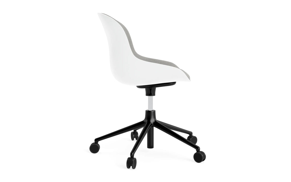Hyg Drehstuhl mit 5 Rollen Gas Lift Frontpolster Schwartz Alu Weiss/Remix in Remix 133 präsentiert im Onlineshop von KAQTU Design AG. Dreh-Schalenstuhl ist von Normann Copenhagen