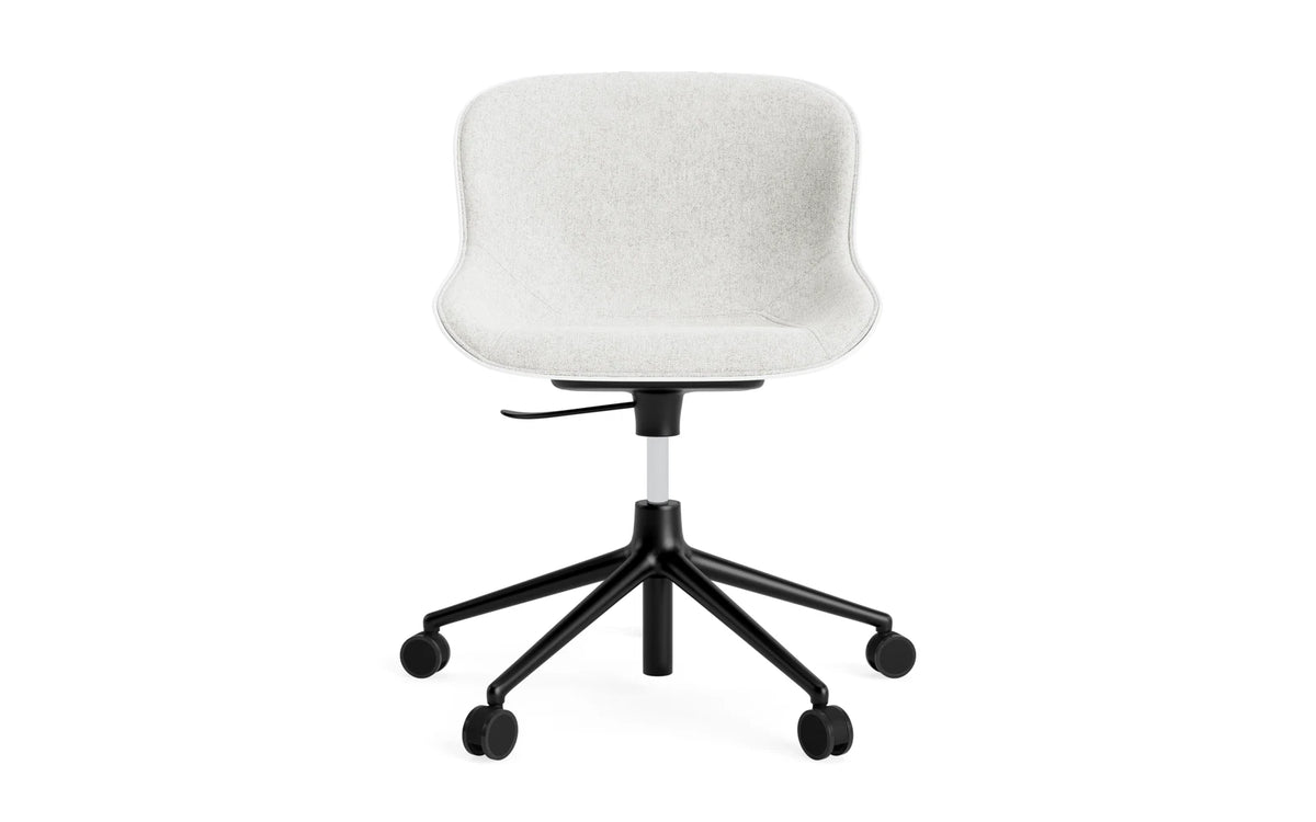 Hyg Drehstuhl mit 5 Rollen Gas Lift Frontpolster Schwartz Alu Weiss/Hallingdal in Hallingdal 110 präsentiert im Onlineshop von KAQTU Design AG. Bürostuhl ist von Normann Copenhagen