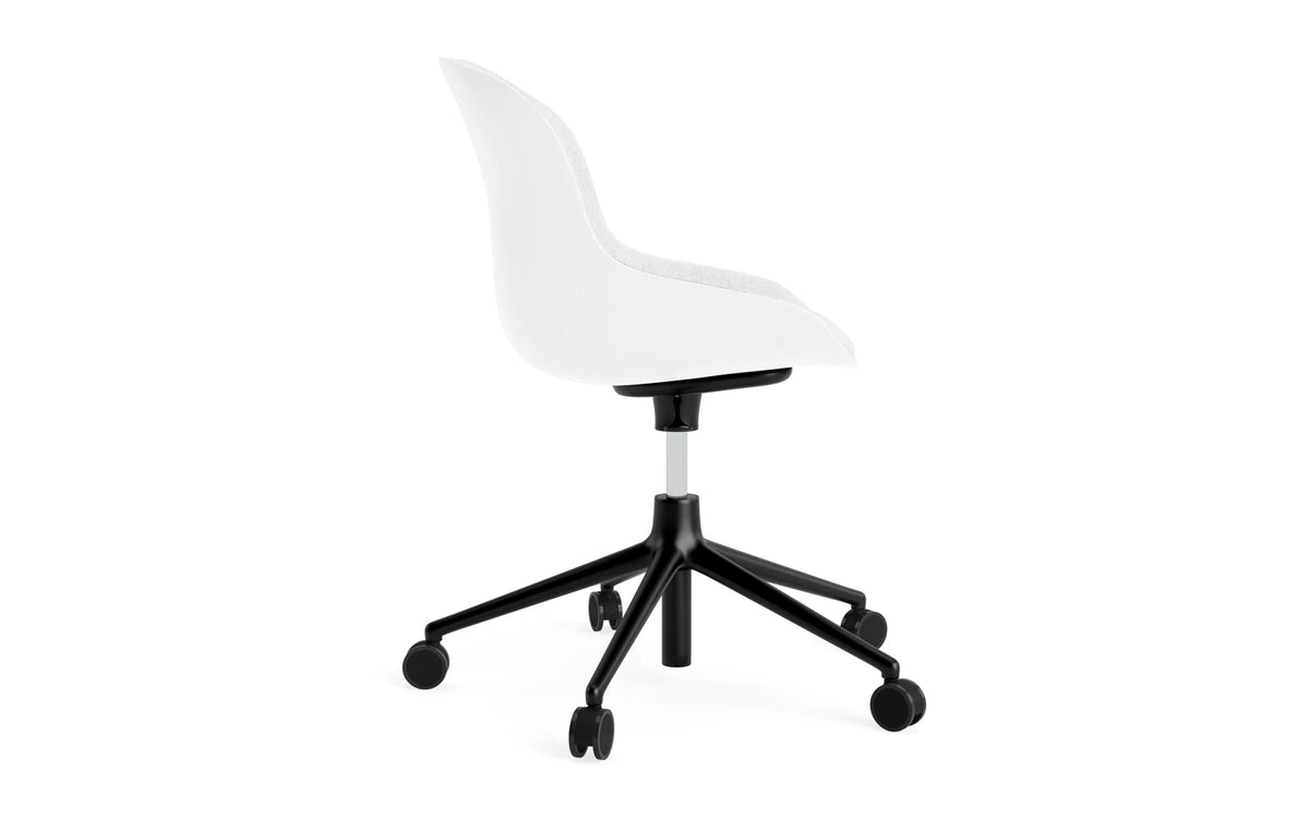 Hyg Drehstuhl mit 5 Rollen Gas Lift Frontpolster Schwartz Alu Weiss/Hallingdal in Hallingdal 110 präsentiert im Onlineshop von KAQTU Design AG. Bürostuhl ist von Normann Copenhagen