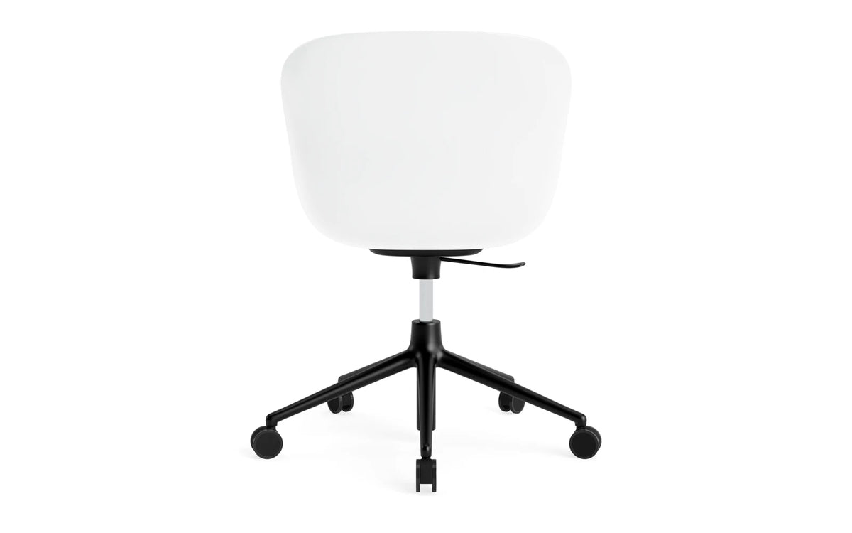 Hyg Drehstuhl mit 5 Rollen Gas Lift Frontpolster Schwartz Alu Weiss/Ultra in Ultra 41599 präsentiert im Onlineshop von KAQTU Design AG. Dreh-Schalenstuhl ist von Normann Copenhagen