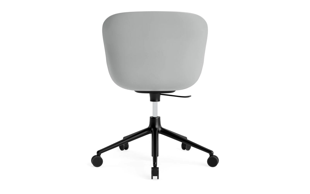 Hyg Drehstuhl mit 5 Rollen Gas Lift Frontpolster Schwartz Alu Grau/Hallingdal in Hallingdal 110 präsentiert im Onlineshop von KAQTU Design AG. Dreh-Schalenstuhl ist von Normann Copenhagen