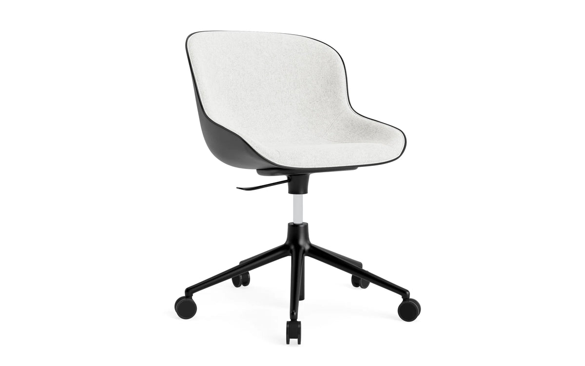 Hyg Drehstuhl mit Rollen und Gaslift Frontpolster Schwartz Alu Schwartz/Hallingdal in Hallingdal 110 präsentiert im Onlineshop von KAQTU Design AG. Dreh-Schalenstuhl ist von Normann Copenhagen