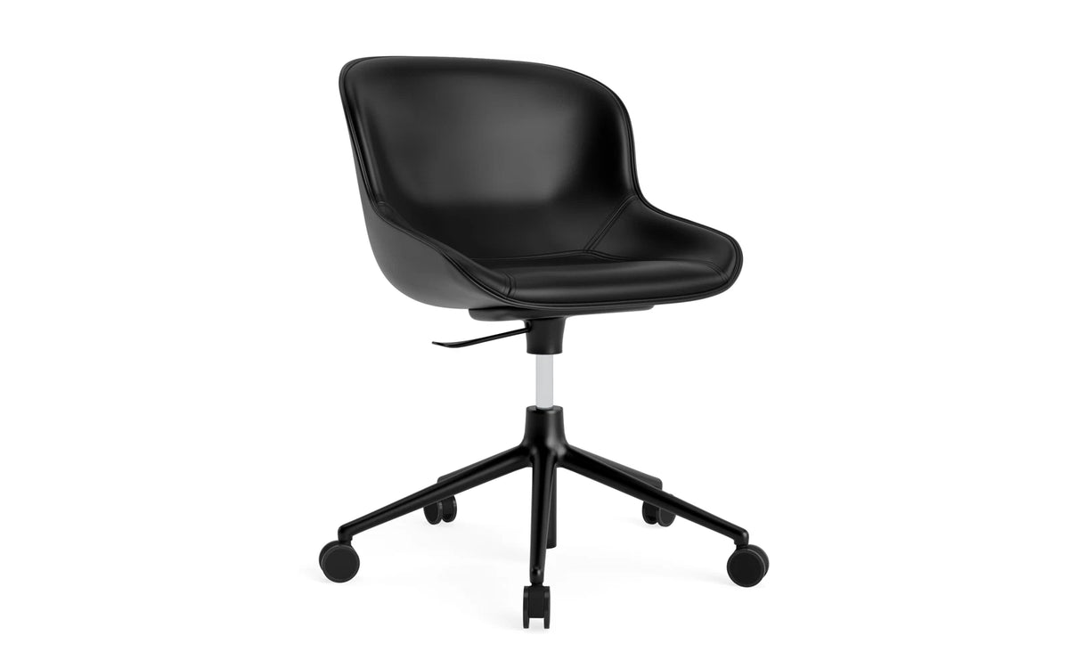 Hyg Drehstuhl mit Rollen und Gaslift Frontpolster Schwartz Alu Schwartz/Ultra in Ultra 41599 präsentiert im Onlineshop von KAQTU Design AG. Bürostuhl ist von Normann Copenhagen