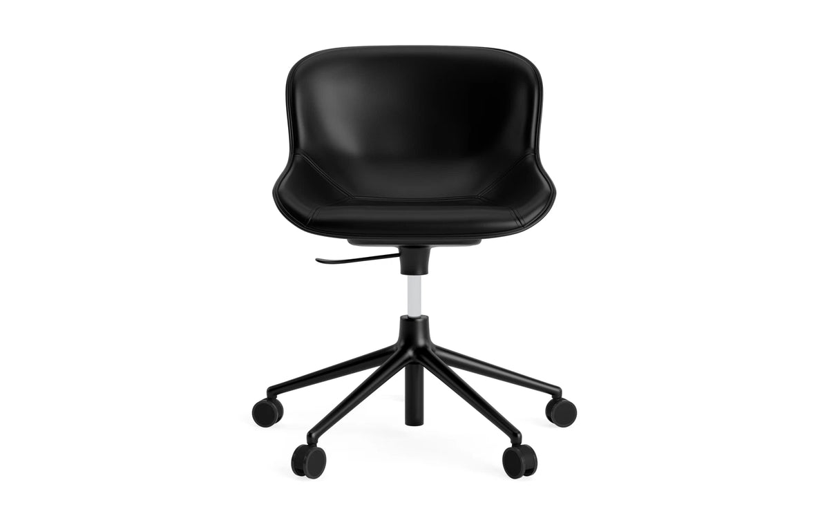 Hyg Drehstuhl mit Rollen und Gaslift Frontpolster Schwartz Alu Schwartz/Ultra in Ultra 41599 präsentiert im Onlineshop von KAQTU Design AG. Bürostuhl ist von Normann Copenhagen