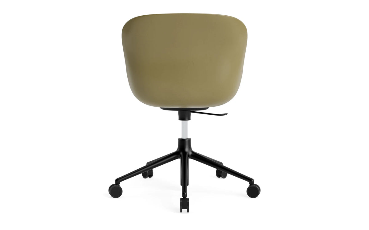 Hyg Drehstuhl mit 5 Rollen Gas Lift Frontpolster Schwartz Alu Olive /Remix in Remix 133 präsentiert im Onlineshop von KAQTU Design AG. Bürostuhl ist von Normann Copenhagen