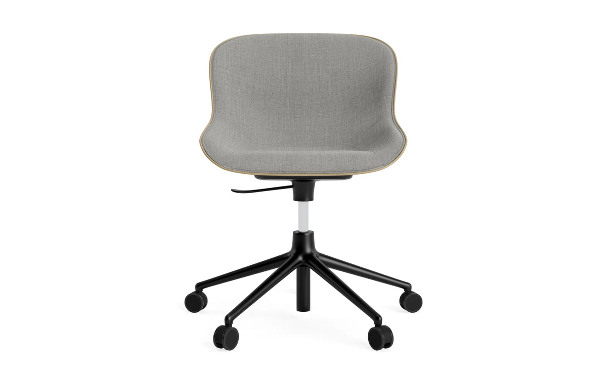 Hyg Drehstuhl mit 5 Rollen Gas Lift Frontpolster Schwartz Alu Sand/Remix in Remix 133 präsentiert im Onlineshop von KAQTU Design AG. Dreh-Schalenstuhl ist von Normann Copenhagen