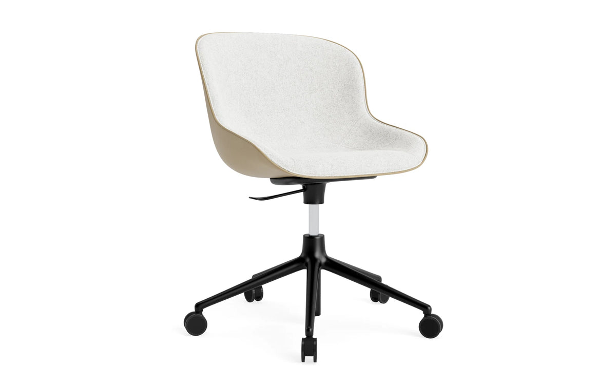 Hyg Drehstuhl mit 5 Rollen Gas Lift Frontpolster Schwartz Alu Sand/Hallingdal in Hallingdal 110 präsentiert im Onlineshop von KAQTU Design AG. Dreh-Schalenstuhl ist von Normann Copenhagen