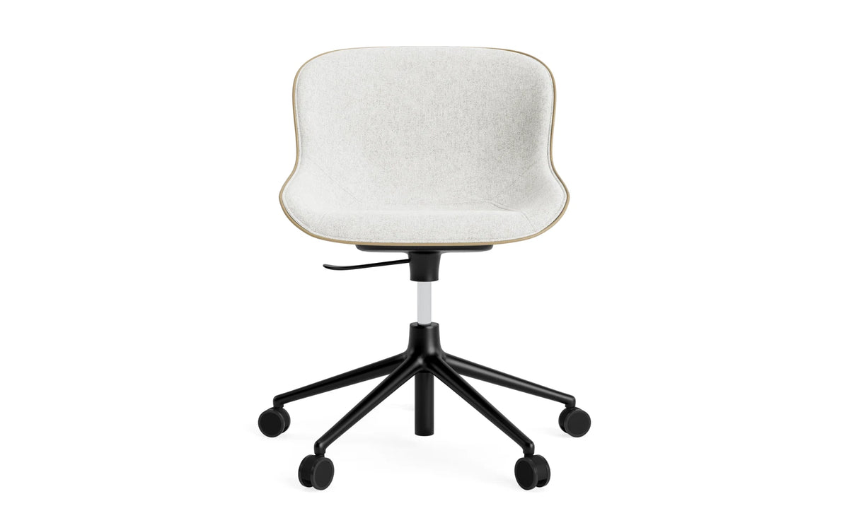Hyg Drehstuhl mit 5 Rollen Gas Lift Frontpolster Schwartz Alu Sand/Hallingdal in Hallingdal 110 präsentiert im Onlineshop von KAQTU Design AG. Dreh-Schalenstuhl ist von Normann Copenhagen