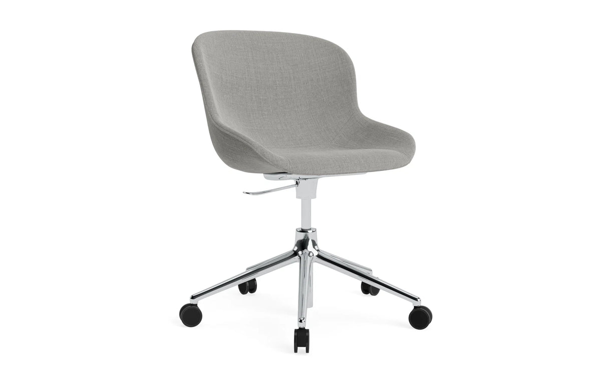Hyg Drehstuhl mit Rollen Vollpolster aluminium Remix in Remix 133 präsentiert im Onlineshop von KAQTU Design AG. Dreh-Schalenstuhl mit Rollen ist von Normann Copenhagen