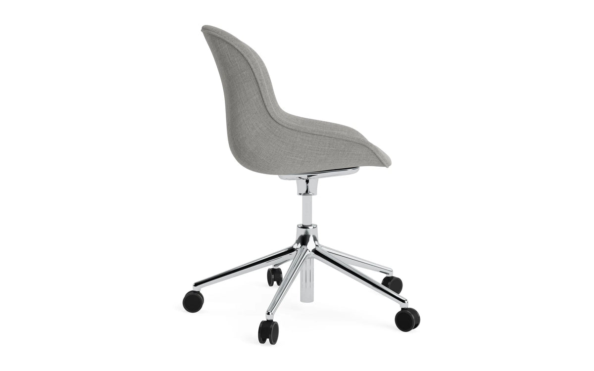 Hyg Drehstuhl mit Rollen Vollpolster aluminium Remix in Remix 133 präsentiert im Onlineshop von KAQTU Design AG. Dreh-Schalenstuhl mit Rollen ist von Normann Copenhagen