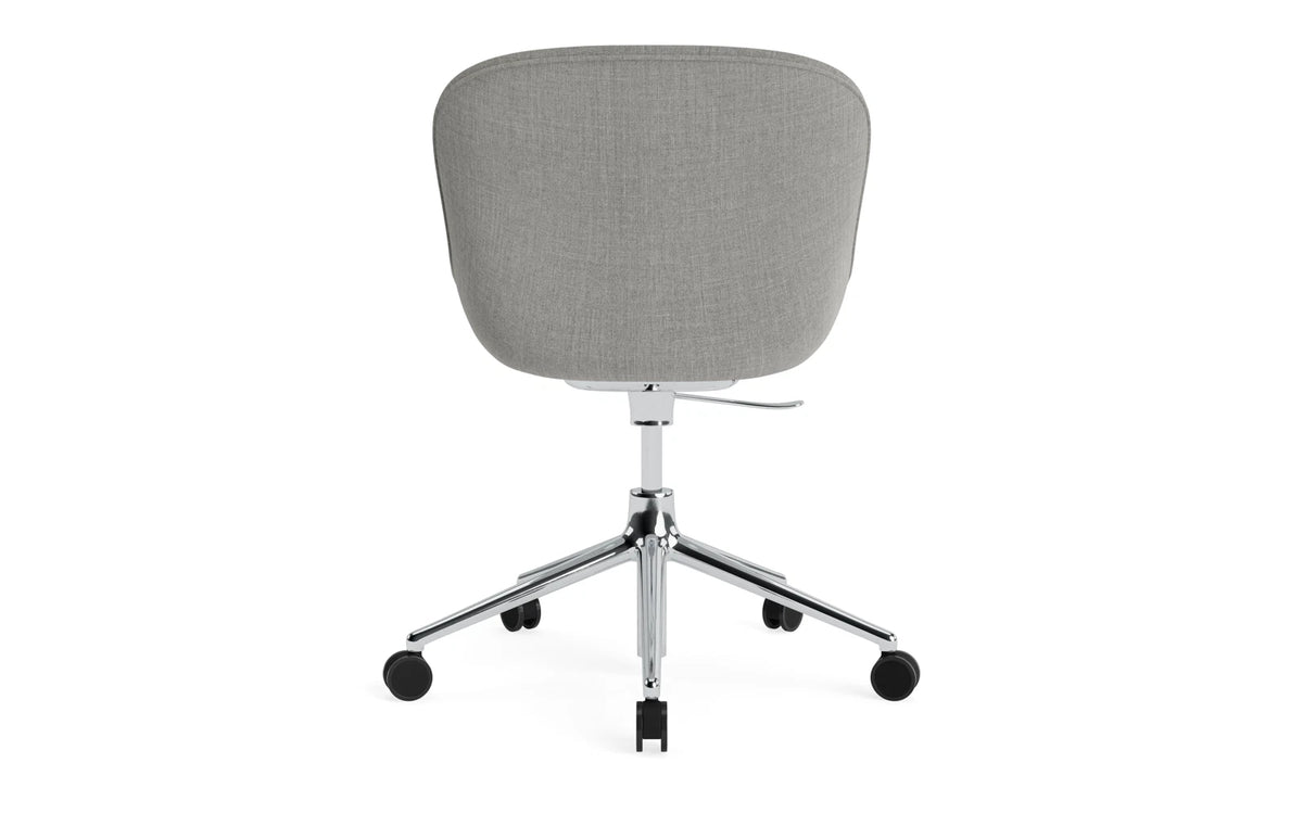 Hyg Drehstuhl mit Rollen Vollpolster aluminium Remix in Remix 133 präsentiert im Onlineshop von KAQTU Design AG. Dreh-Schalenstuhl mit Rollen ist von Normann Copenhagen