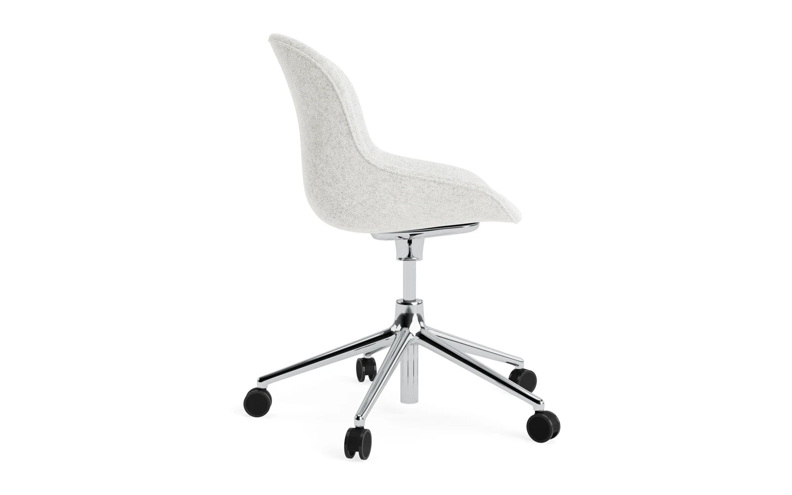 Entdecken Sie den Hyg Drehsessel mit Rollen von Normann Copenhagen – ein stilvolles Möbelstück, das Komfort und Funktionalität vereint.