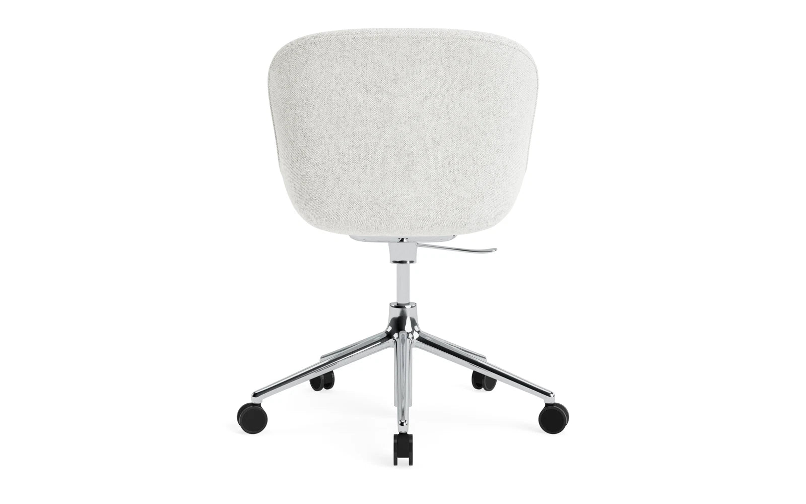 Erleben Sie den Hyg Drehsessel mit Rollen von Normann Copenhagen – ein elegantes Design, das Komfort und Flexibilität für jeden Raum bietet.