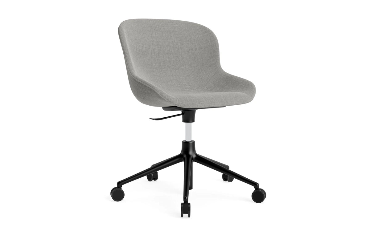 Hyg Drehstuhl mit Rollen Vollpolster schwarz aluminum Remix in Remix 133 präsentiert im Onlineshop von KAQTU Design AG. Dreh-Schalenstuhl ist von Normann Copenhagen