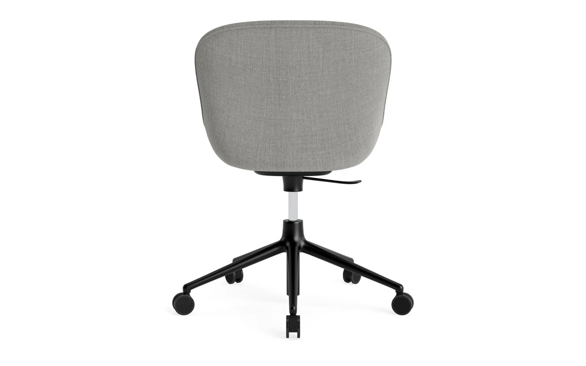 Hyg Drehstuhl mit Rollen Vollpolster schwarz aluminum Remix in Remix 133 präsentiert im Onlineshop von KAQTU Design AG. Dreh-Schalenstuhl ist von Normann Copenhagen