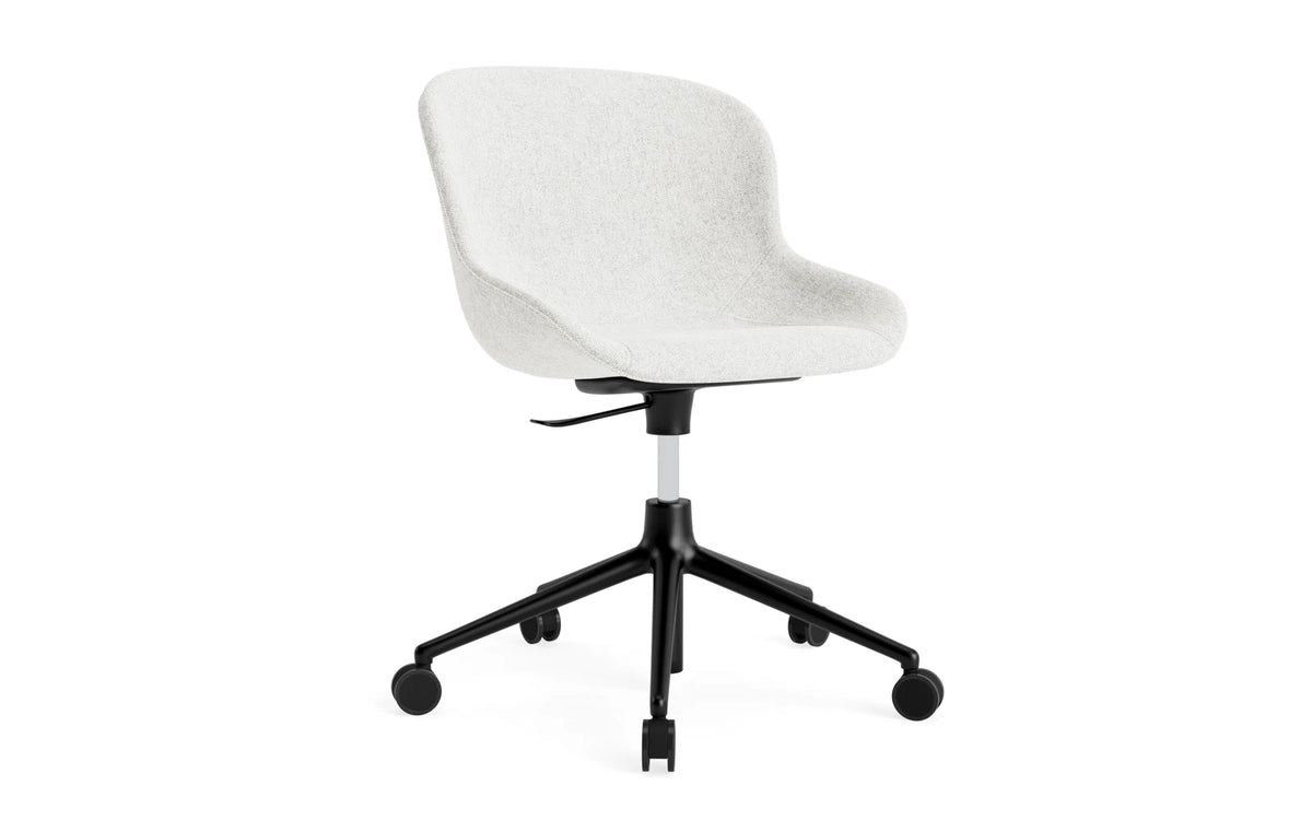 Hyg Drehstuhl mit Rollen Vollpolster schwarz aluminum Hallingdal in Hallingdal 110 präsentiert im Onlineshop von KAQTU Design AG. Dreh-Schalenstuhl ist von Normann Copenhagen