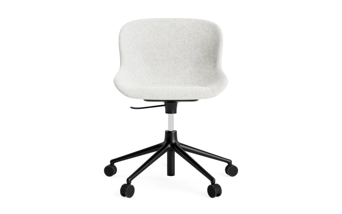 Hyg Drehstuhl mit Rollen Vollpolster schwarz aluminum Hallingdal in Hallingdal 110 präsentiert im Onlineshop von KAQTU Design AG. Dreh-Schalenstuhl ist von Normann Copenhagen