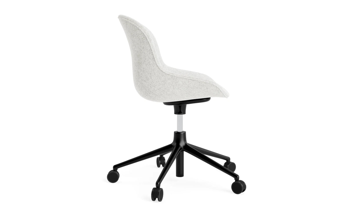Hyg Drehstuhl mit Rollen Vollpolster schwarz aluminum Hallingdal in Hallingdal 110 präsentiert im Onlineshop von KAQTU Design AG. Dreh-Schalenstuhl ist von Normann Copenhagen