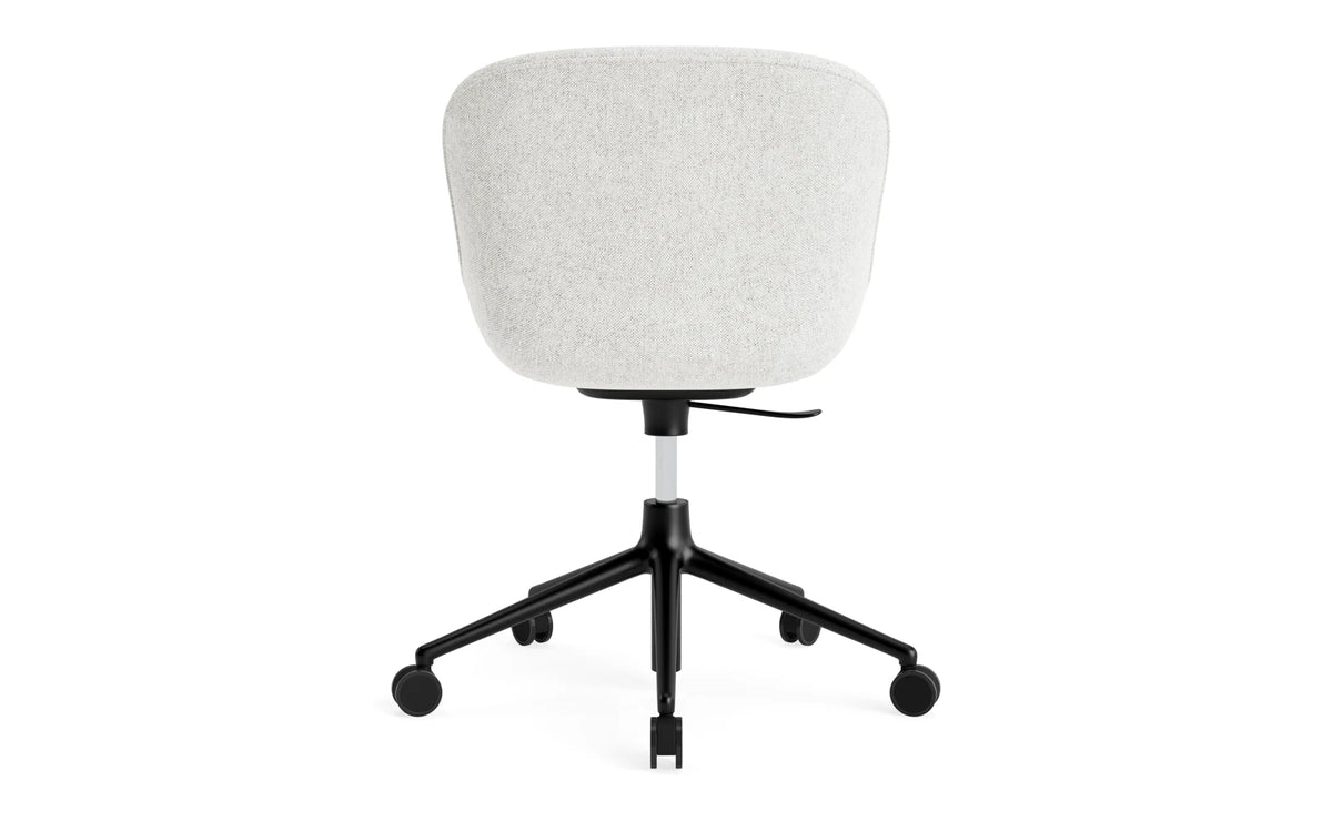 Hyg Drehstuhl mit Rollen Vollpolster schwarz aluminum Hallingdal in Hallingdal 110 präsentiert im Onlineshop von KAQTU Design AG. Dreh-Schalenstuhl ist von Normann Copenhagen