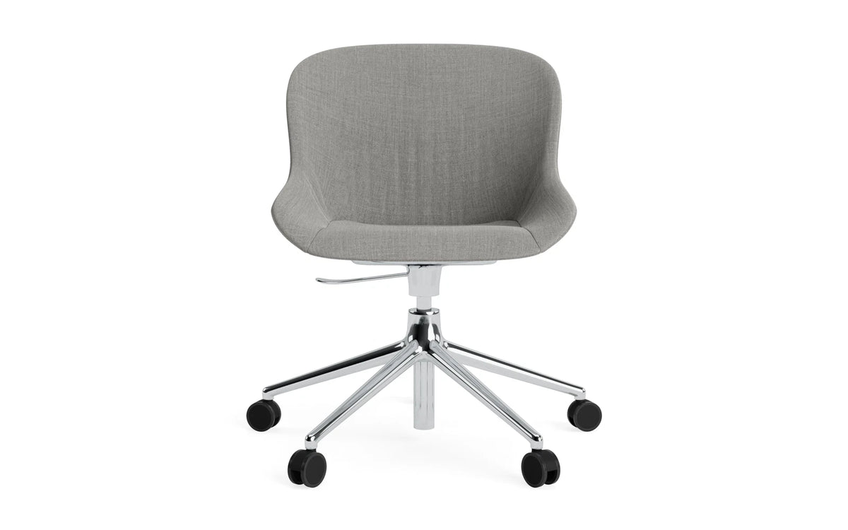 Hyg Comfort Drehstuhl mit 5 Rollen Gas Lift Polster Alu Remix in Remix 133 präsentiert im Onlineshop von KAQTU Design AG. Dreh-Schalenstuhl ist von Normann Copenhagen