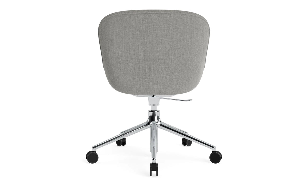 Hyg Comfort Drehstuhl mit 5 Rollen Gas Lift Polster Alu Remix in Remix 133 präsentiert im Onlineshop von KAQTU Design AG. Dreh-Schalenstuhl ist von Normann Copenhagen