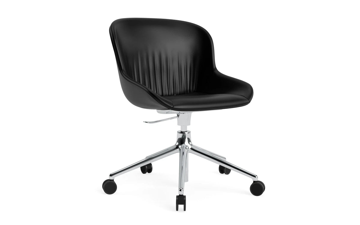 Hyg Comfort Drehstuhl mit 5 Rollen Gas Lift Polster Alu Ultra in Ultra 41599 präsentiert im Onlineshop von KAQTU Design AG. Dreh-Schalenstuhl ist von Normann Copenhagen