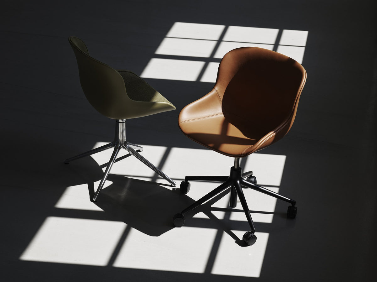 Grauer Hyg Comfort Drehsessel von Normann Copenhagen mit Polypropylen-Schale, Polsterung, Aluminium-Fussgestell und fünf Rollen.