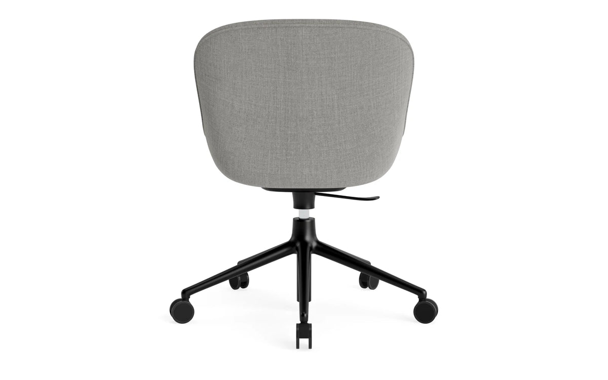 Hyg Comfort Drehstuhl mit 5 Rollen Gas Lift Polster Schwartz Alu Remix in Remix 133 präsentiert im Onlineshop von KAQTU Design AG. Bürostuhl ist von Normann Copenhagen