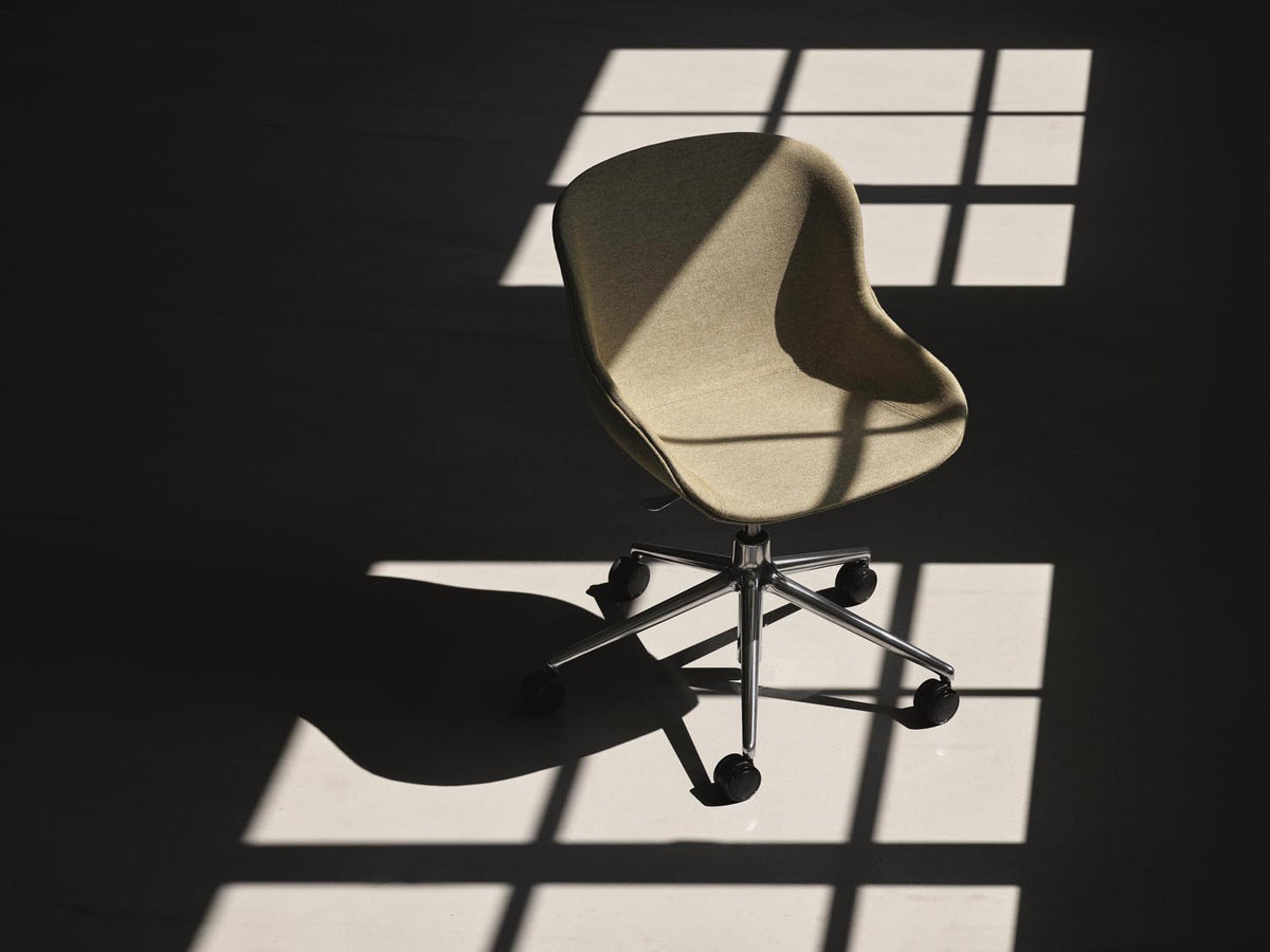 Hyg Comfort Drehstuhl mit 5 Rollen Gas Lift Polster Schwartz Alu Remix in Remix 133 präsentiert im Onlineshop von KAQTU Design AG. Bürostuhl ist von Normann Copenhagen