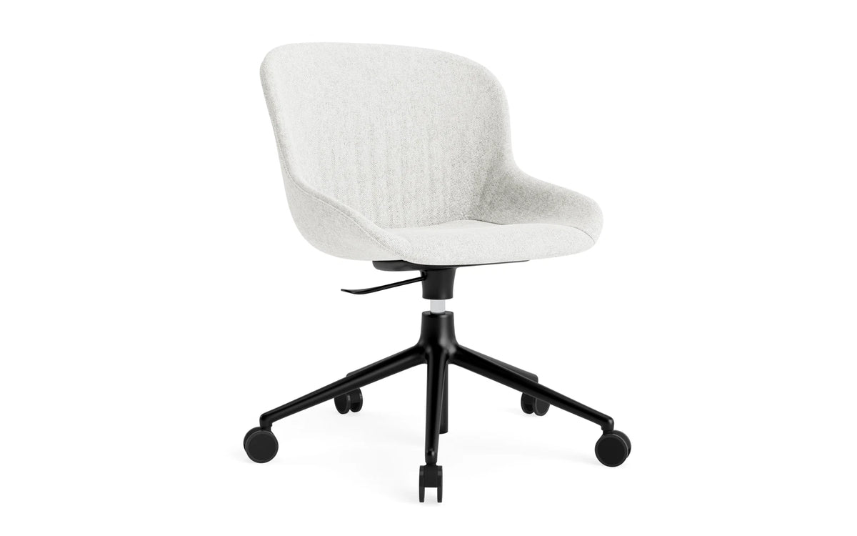 Hyg Comfort Drehstuhl mit 5 Rollen Gas Lift Polster Schwartz Alu Hallingdal in Hallingdal 110 präsentiert im Onlineshop von KAQTU Design AG. Bürostuhl ist von Normann Copenhagen