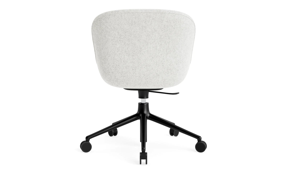 Hyg Comfort Drehstuhl mit 5 Rollen Gas Lift Polster Schwartz Alu Hallingdal in Hallingdal 110 präsentiert im Onlineshop von KAQTU Design AG. Bürostuhl ist von Normann Copenhagen