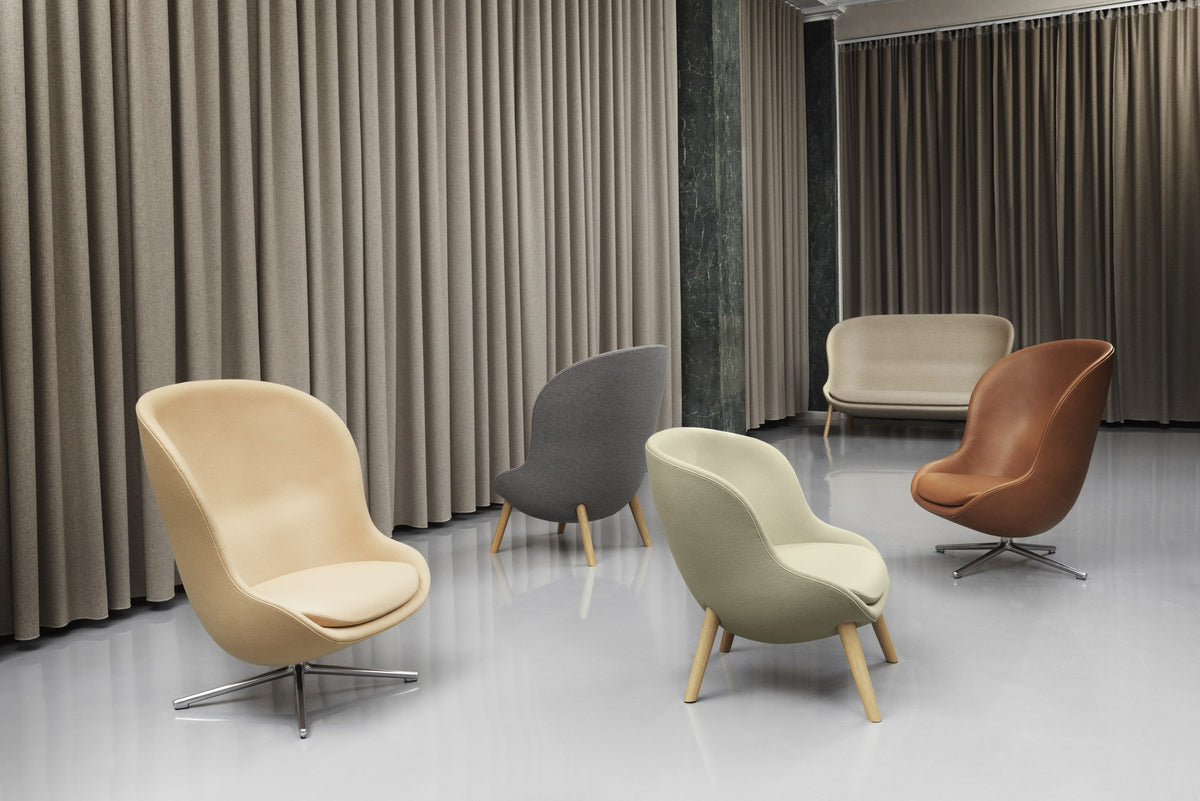 Lounge-Sessel Hyg von Normann Copenhagen in Beige mit Eichenbeinen, geformte Sitzschale aus PU-Schaum, runde, umschliessende Form.