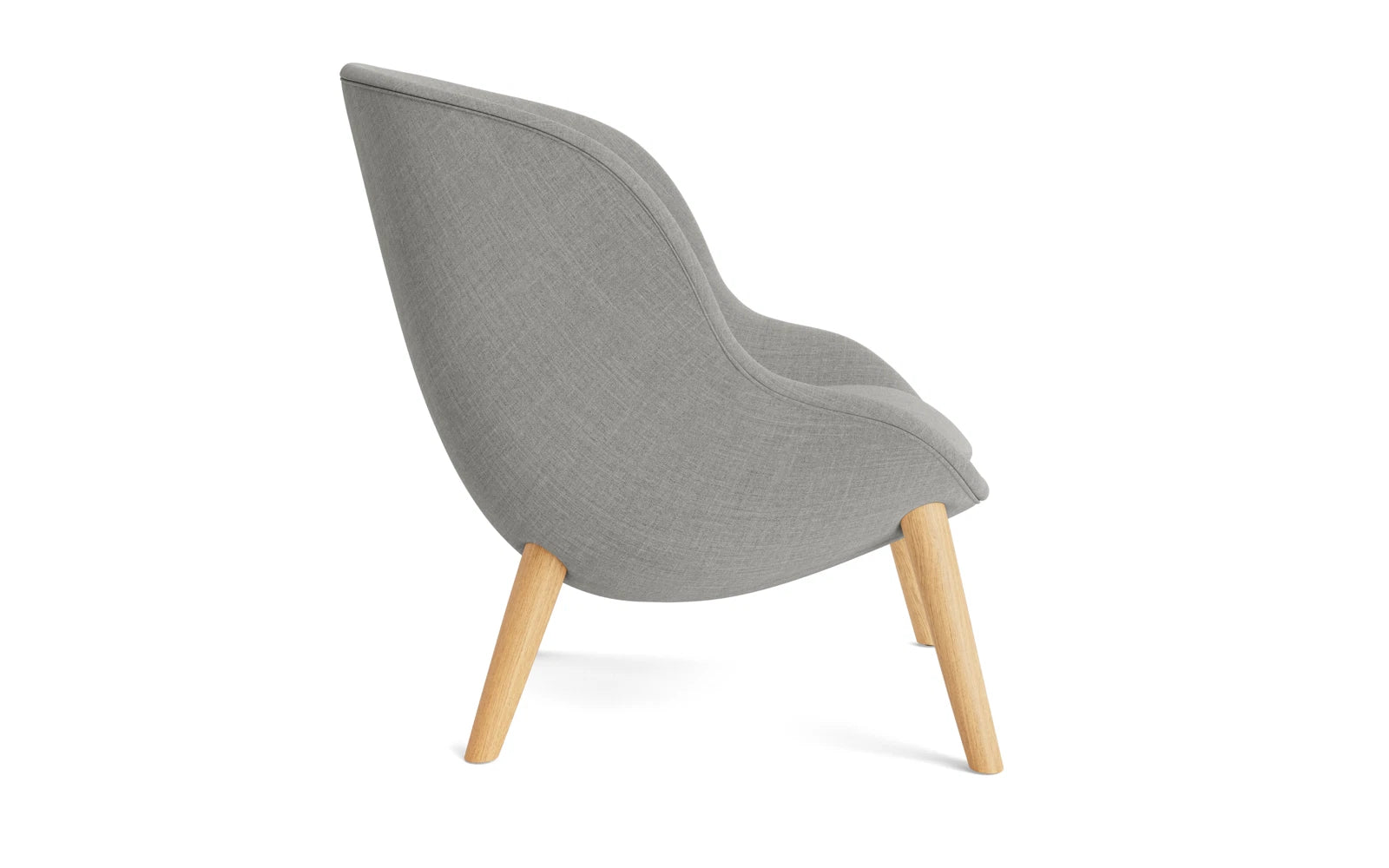 Erleben Sie den Hyg Lounge-Sessel niedrig Eiche Remix von Normann Copenhagen – ein elegantes Design, das skandinavische Ästhetik und höchsten Sitzkomfort bietet.