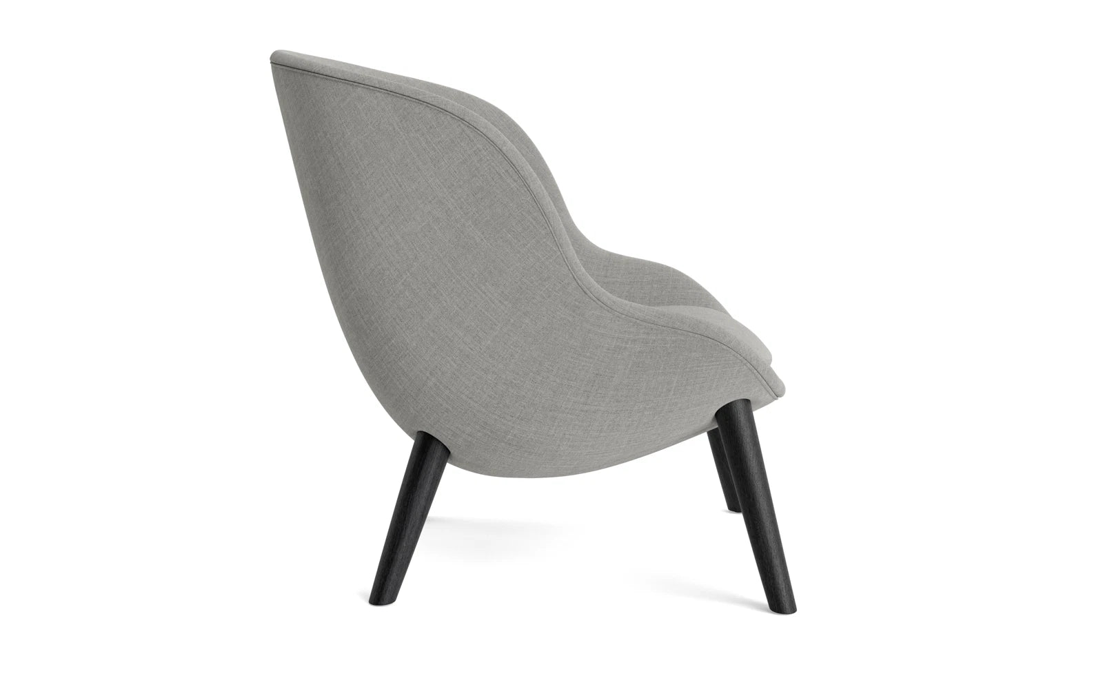 Entspannen Sie im Hyg Lounge-Sessel niedrig in Schwarz und Eiche Remix – ein stilvolles Möbelstück, das Komfort und skandinavisches Design vereint.