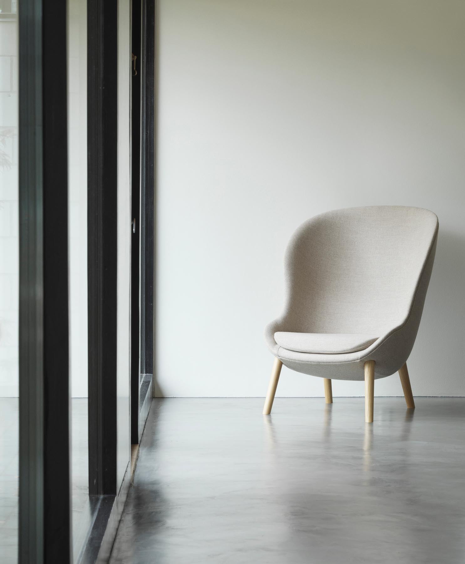 Genießen Sie den Hyg Lounge-Sessel Hoch Eiche Hallingdal von Normann Copenhagen – ein stilvolles Möbelstück, das skandinavische Gemütlichkeit und elegantes Design vereint.