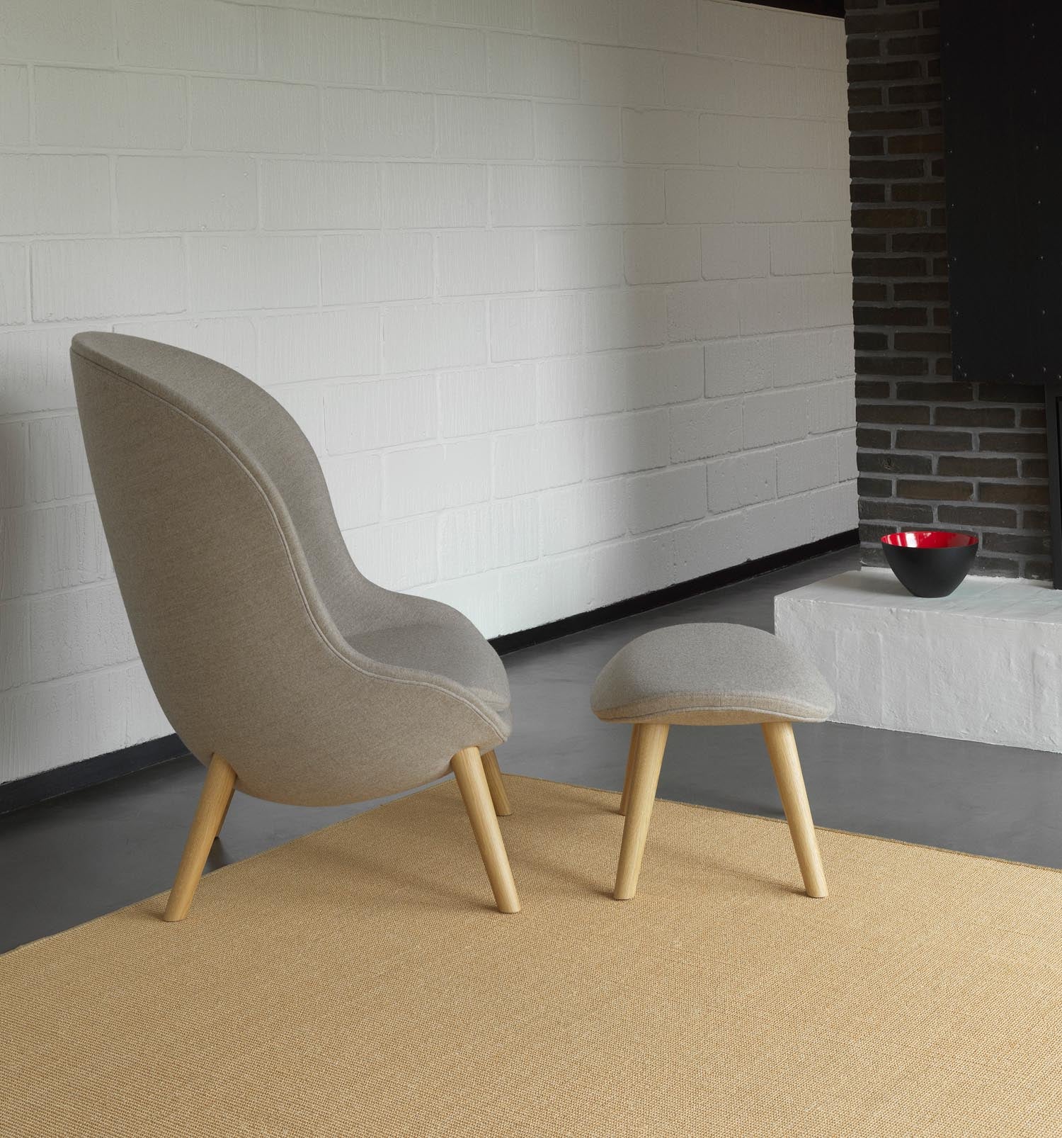 Entdecken Sie den Hyg Lounge-Sessel Hoch Eiche Hallingdal von Normann Copenhagen – ein Meisterwerk des skandinavischen Designs, das Komfort und Stil vereint.