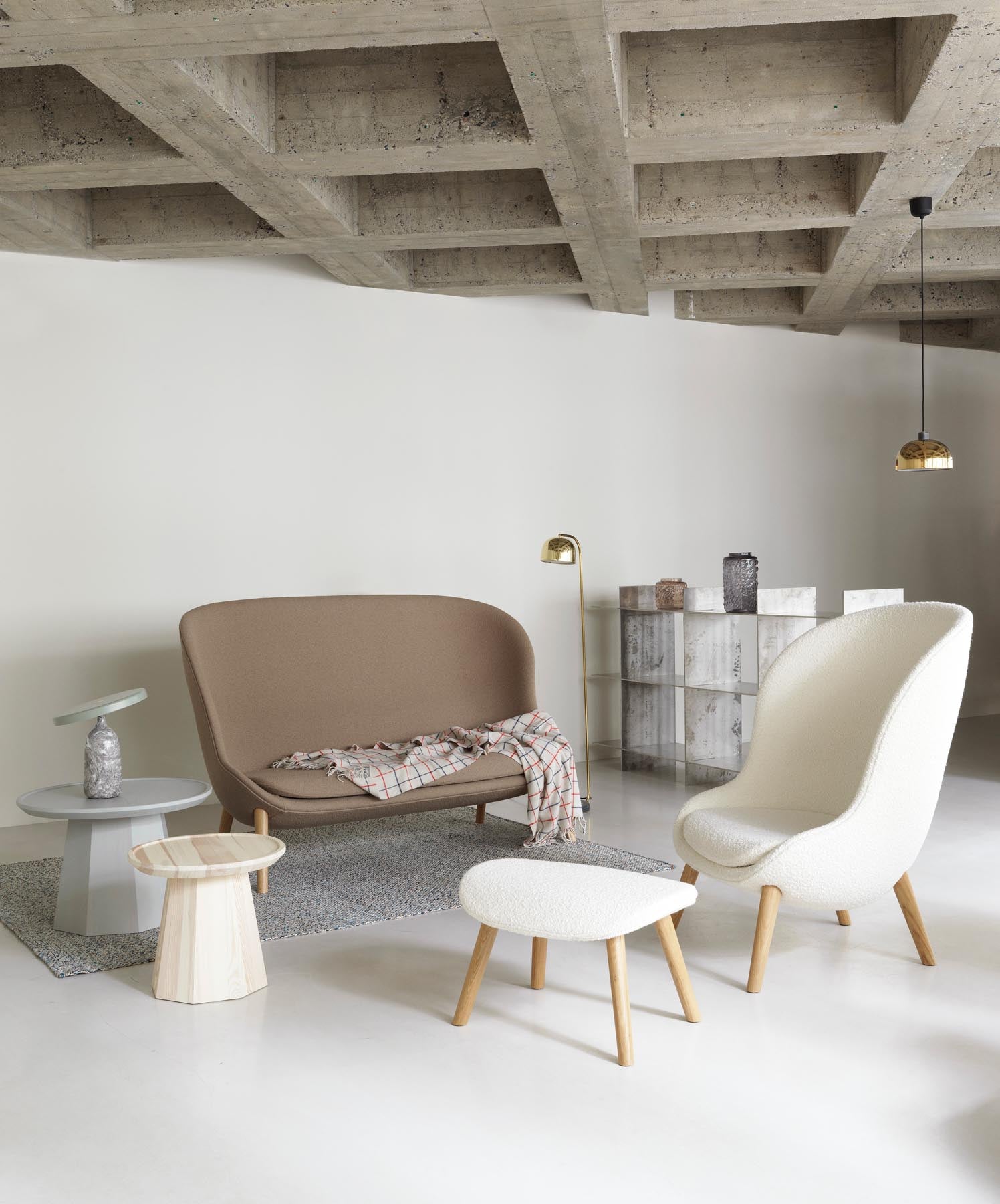 Erleben Sie den Hyg Lounge-Sessel von Normann Copenhagen – ein eleganter Eiche-Sessel mit luxuriösem Ultra Leder für entspannte Stunden.