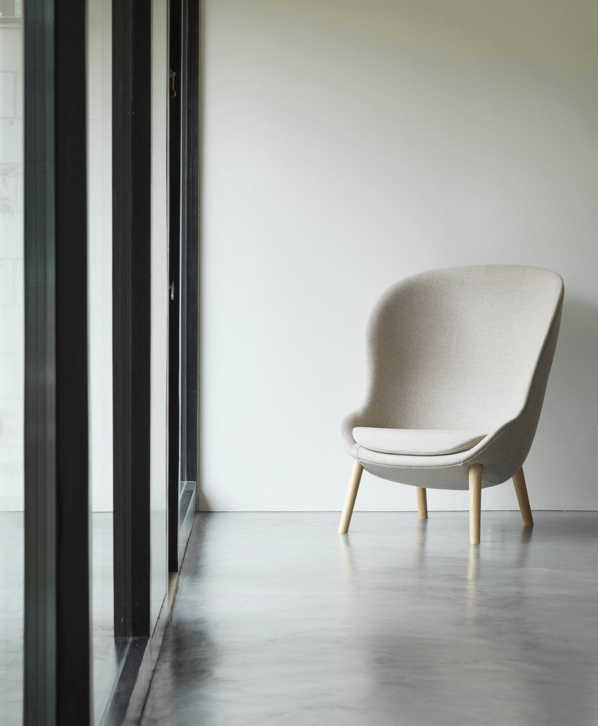 Hyg Lounge-Sessel Hoch schwarze Eiche Remix in Remix 133 präsentiert im Onlineshop von KAQTU Design AG. Sessel ist von Normann Copenhagen