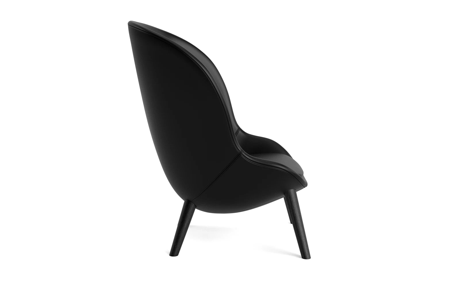 Erleben Sie den Hyg Lounge-Sessel Hoch in schwarzer Eiche Ultra von Normann Copenhagen – ein stilvolles Möbelstück, das Komfort und skandinavische Eleganz vereint.