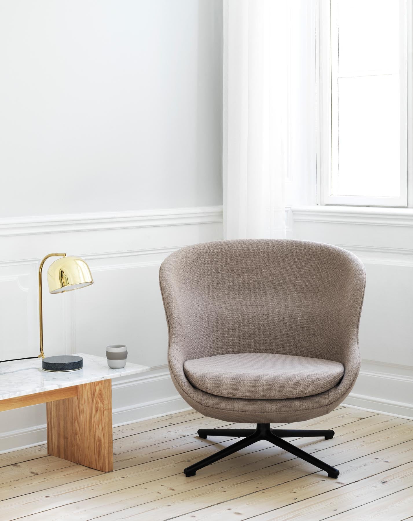 Der Hyg Lounge-Sessel von Normann Copenhagen vereint modernes Design mit einem drehbaren Aluminiumgestell und sorgt für stilvolle Entspannung in jedem Raum.