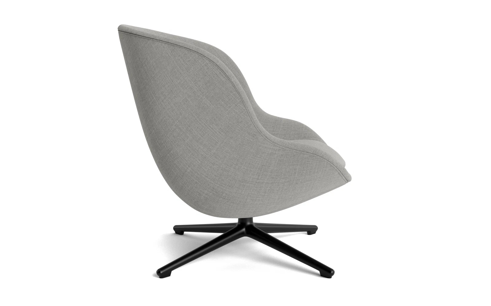 Genießen Sie den Hyg Lounge-Sessel niedrig mit Drehgestell von Normann Copenhagen – ein stilvolles Möbelstück, das Komfort und skandinavische Eleganz vereint.