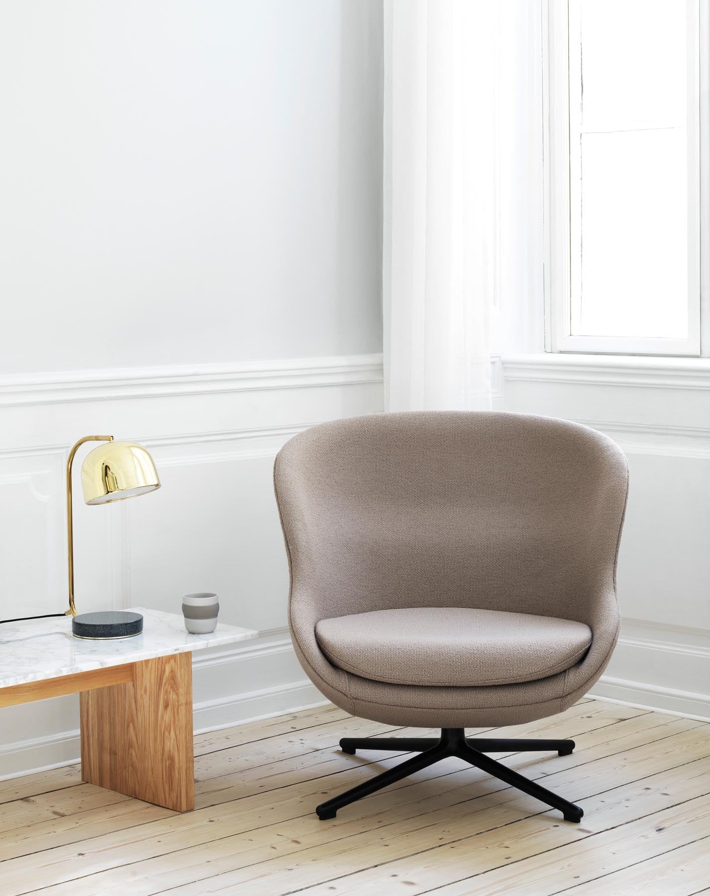 Genießen Sie den Hyg Lounge-Sessel niedrig mit Drehgestell von Normann Copenhagen – eine harmonische Verbindung aus stilvollem Design und optimalem Sitzkomfort.